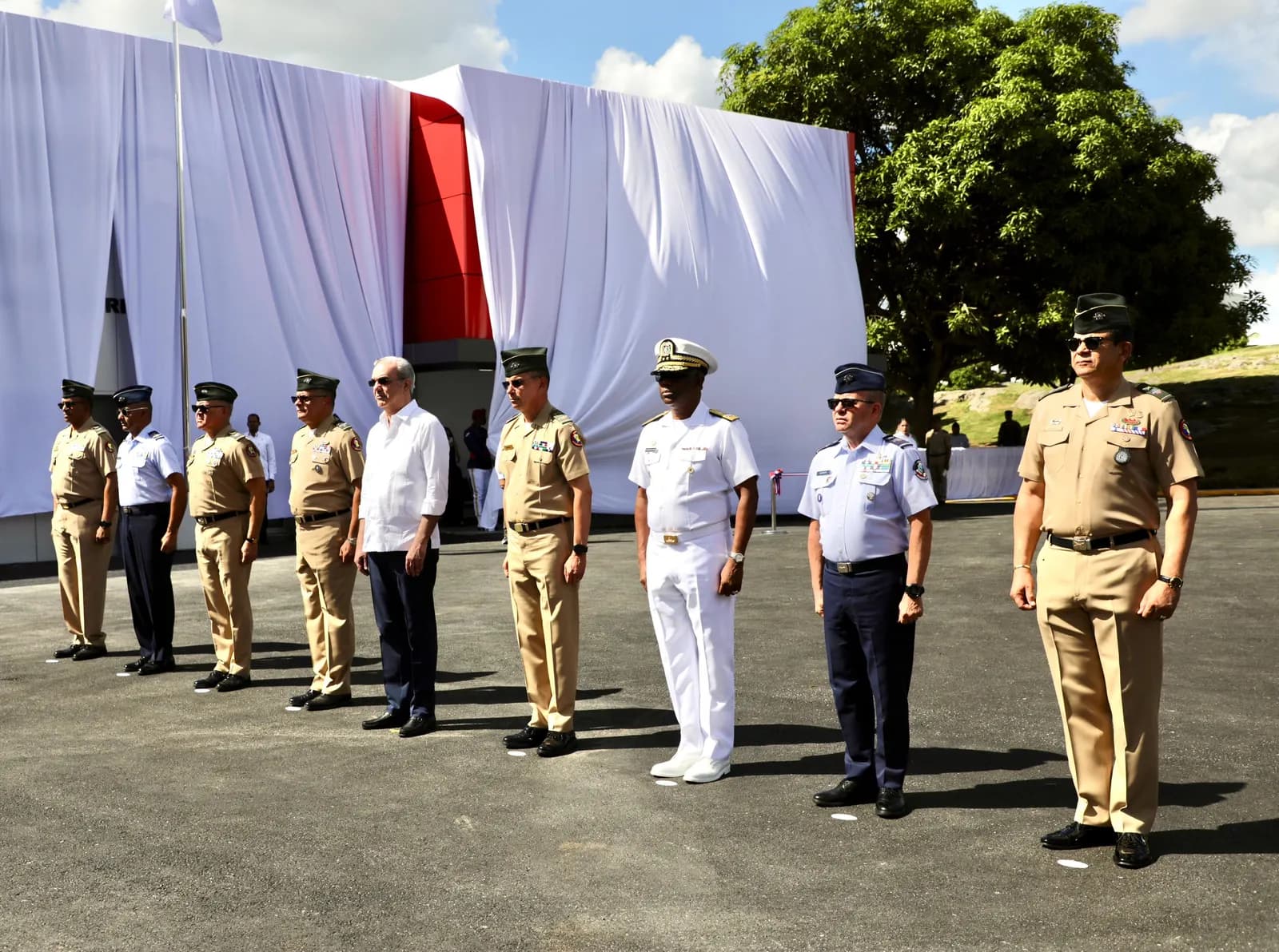 Presidente Abinader inaugura Dirección de Vehículos No Tripulados del C5i, cuarteles, farmacia, oficinas y áreas del Regimiento Guardia de Honor y de la Unidad Contraterrorista en el MIDE