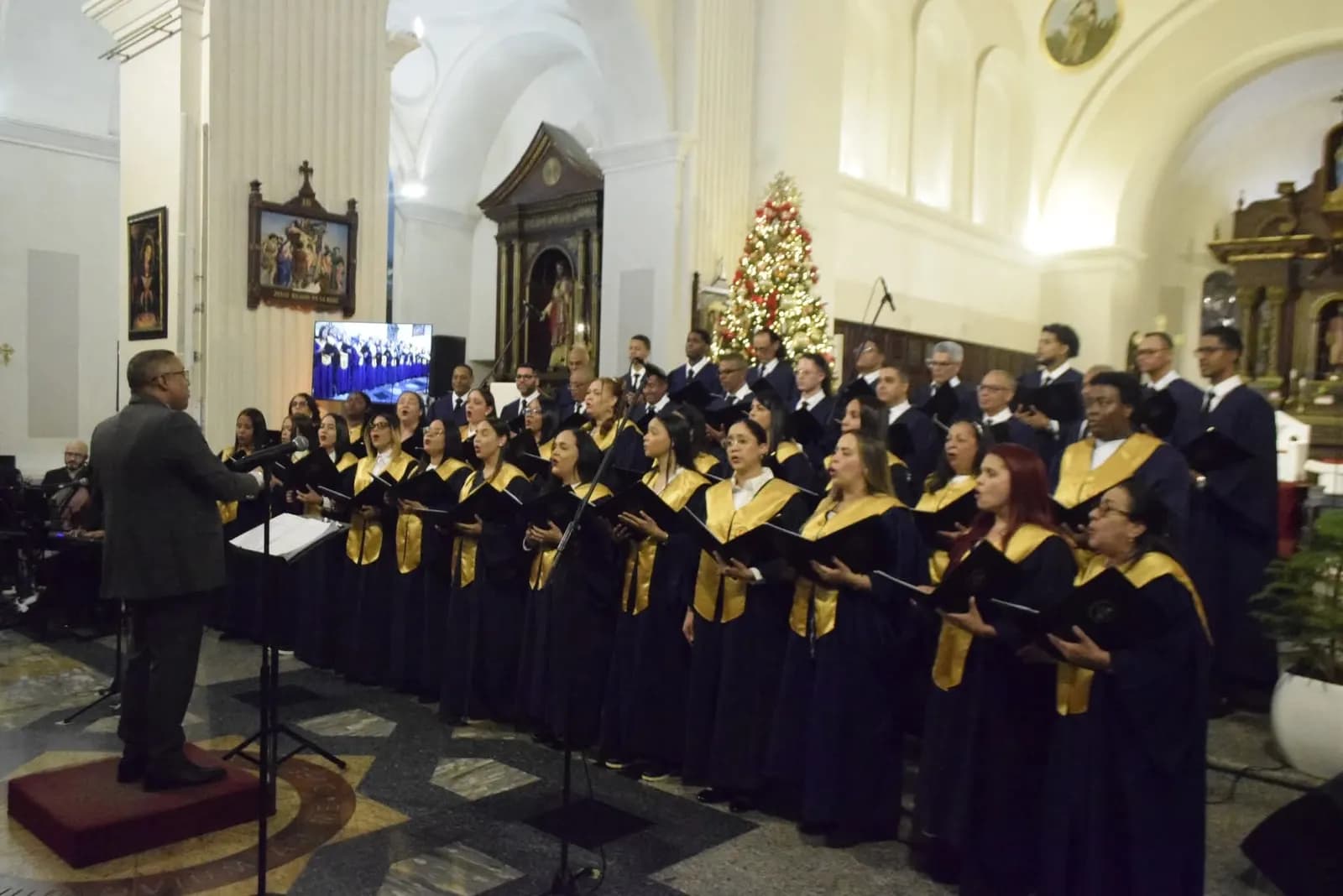 CORO ARQUIDIOCESANO DE SANTIAGO CELEBRÓ SUS 35 AÑOS DE FUNDACIÓN CON UN CONCIERTO DE GALA