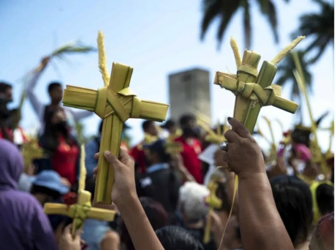 Fieles conmemoran el Domingo de Ramos, inicio de la Semana Santa