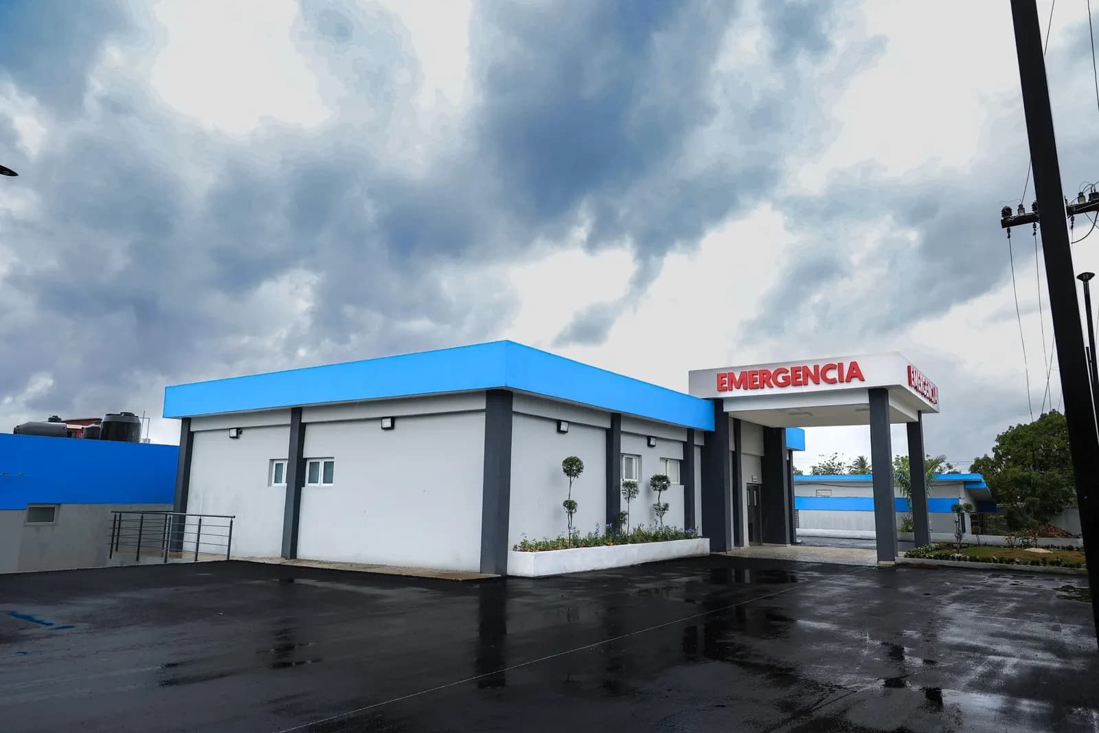 Presidente Abinader deja en funcionamiento áreas remozadas y ampliadas del Hospital Municipal La Victoria