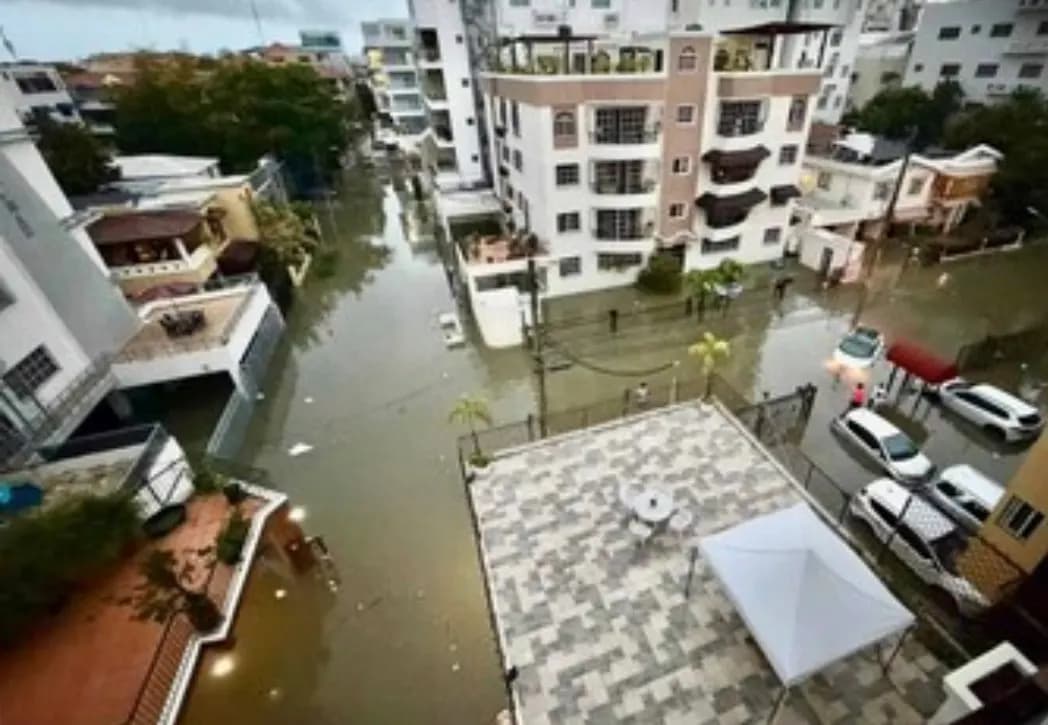 El Gran Santo Domingo amanece colapsado por intensas lluvias provocadas por vaguada