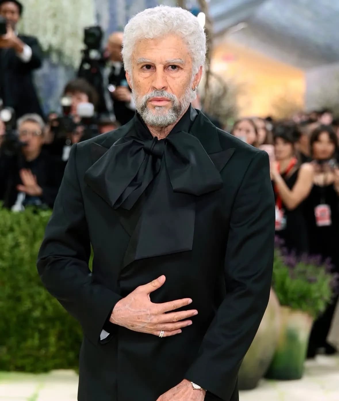 Bad Bunny rinde homenaje a Jhonny Pacheco en el Met Gala