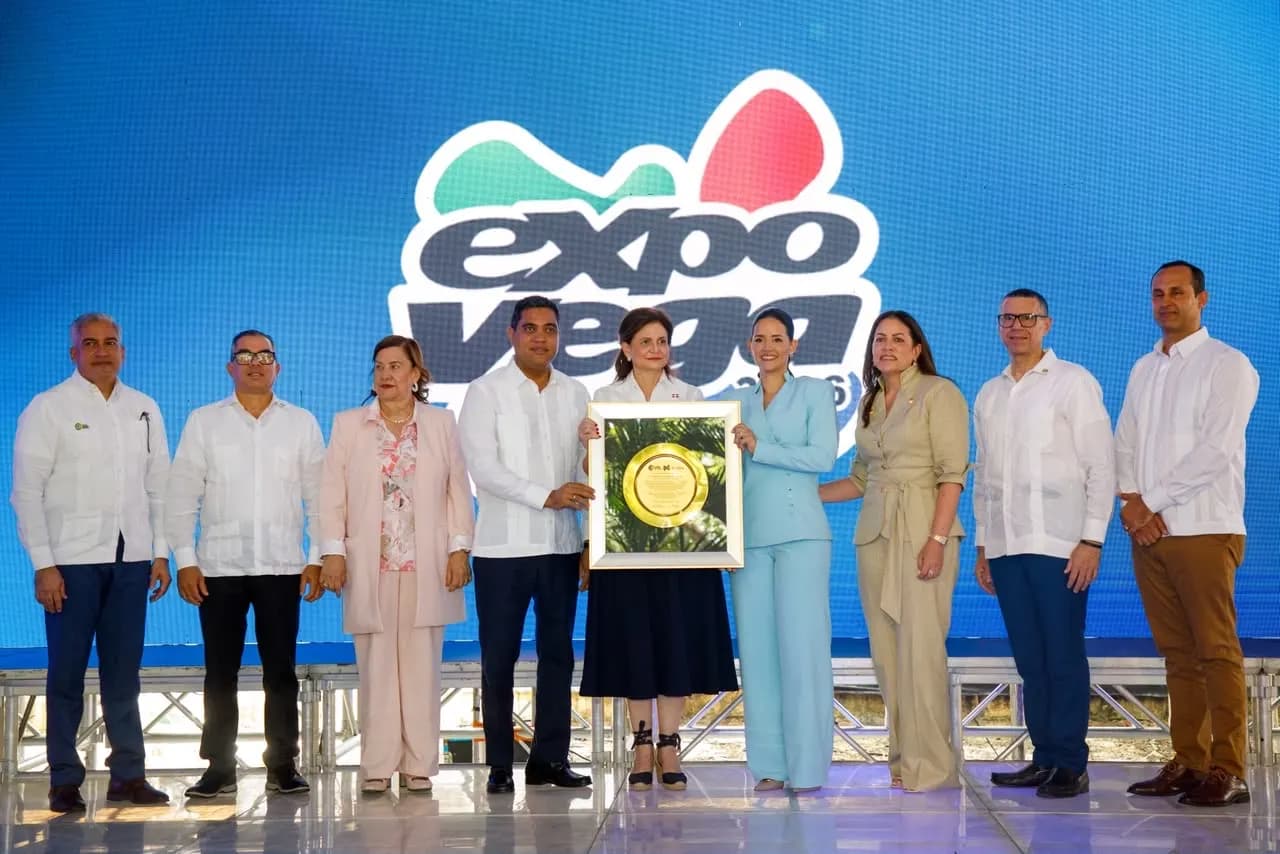 Cámara de Comercio y Producción de La Vega Real reconoce al presidente Abinader por su respaldo al desarrollo económico, la inversión y la producción nacional