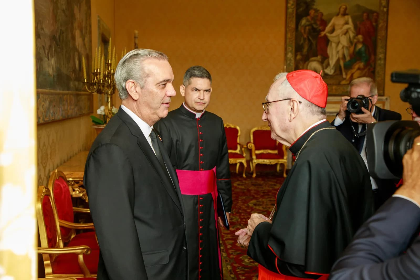 Presidente Abinader y  secretario de Estado de la Santa Sede,  Pietro Parolin abordan asuntos de Estado y la situación internacional en el Vaticano
