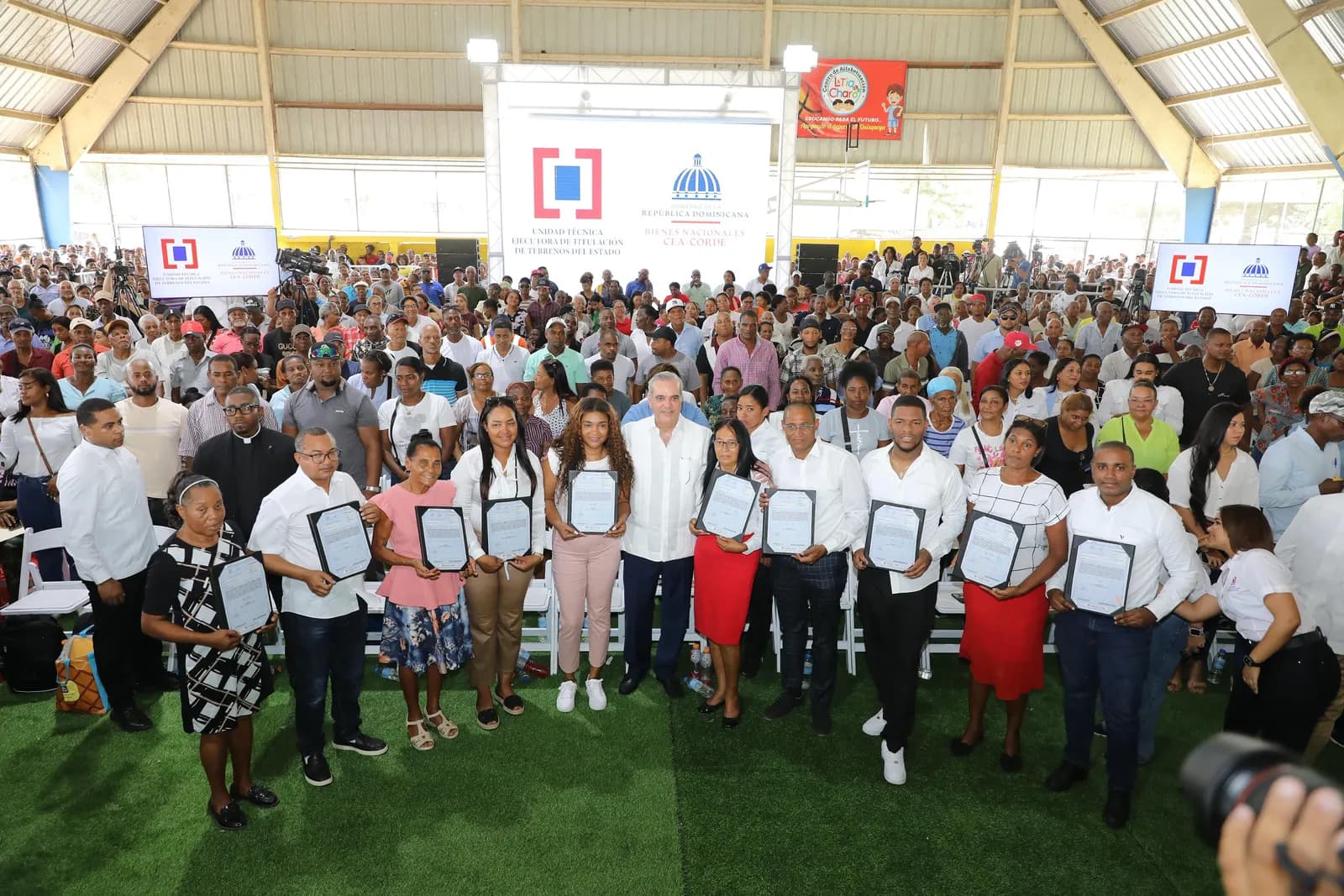 Presidente Abinader celebra cumpleaños entregando títulos de propiedad a 1,800 familias en el municipio de Quisqueya
