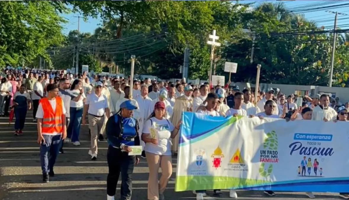 Caminata "Un Paso por mi Familia 2025" moviliza a cientos en Santiago